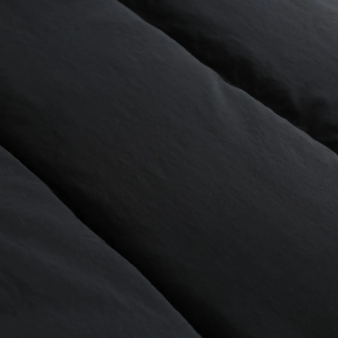 P980 Canada Goose hooded down jacket Fabric selection: Weaved with 400T high-count yarn. After special water-repellent treatment, the surface forms a lotus leaf effect - raindrops will slide down in beads, and snow particles will fall off when touched. The tear resistance reaches 200N (approximately 20kg load-bearing), the light gray matte texture breaks the stereotype of "outdoor clothing = hardcore", and the soft luster presents a high-end matte effect under urban neon lights, seamlessly switching scenes from ski resorts to CBD office buildings.  Process 1: Use polyester woven ribbons as the base, and use high-precision computer embroidery to decorate the brand letters on the ribbons. The edges of the pattern are clear, the stitches are fine and even, and multiple layers of embroidery threads are stacked to enhance the three-dimensional effect.  Process 2: Precision thread reinforcement to prevent velvet drilling and ensure that the fluffy and resilient elasticity lasts as new.  Details: The embedded cuffs are three-dimensionally woven to form a "wavy" elastic structure, forming natural folds when fitting the wrist, increasing the contact area with the skin, thus improving the windproof effect. At the same time, micro-velvet treatment is added to the inside of the cuffs, which feels like a second layer of skin and avoids friction on the skin from metal zippers or hard fabrics.  90 national standard high-quality white duck down: selected high-loft down, weighing 240g, light and warm, with excellent temperature locking performance and good resilience.  Accessories: 1:1 customized armband, 1:1 customized zipper pendant, 1:1 customized elastic buckle, etc. SIZE: S M L XL